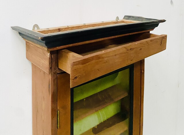 Vitrine mural en bois massif massif comportant un tiroir . XIX siècle .
