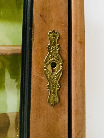 Vitrine mural en bois massif massif comportant un tiroir . XIX siècle .