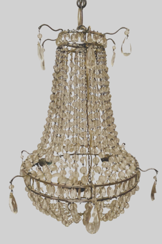  Vous en avez un à vendre ? Vendez le vôtre lustre style louis XV dit fontaine pampilles et colliers de perles . XX siècle .