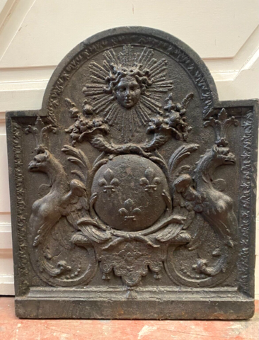  Vous en avez un à vendre ? Vendez le vôtre plaque de cheminée en fonte de fer décor tête de soleil . XIX siècle .