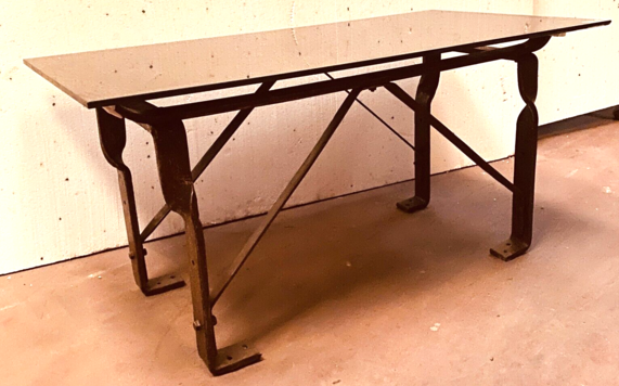  Vous en avez un à vendre ? Vendez le vôtre table basse en plat fonte de fer martelé piètement en architecture .XX siècle.