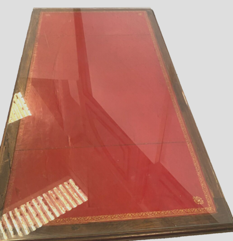  Vous en avez un à vendre ? Vendez le vôtre Table bureau Louis XIII en noyer sculpté piètements à entretoise . XX siècle .